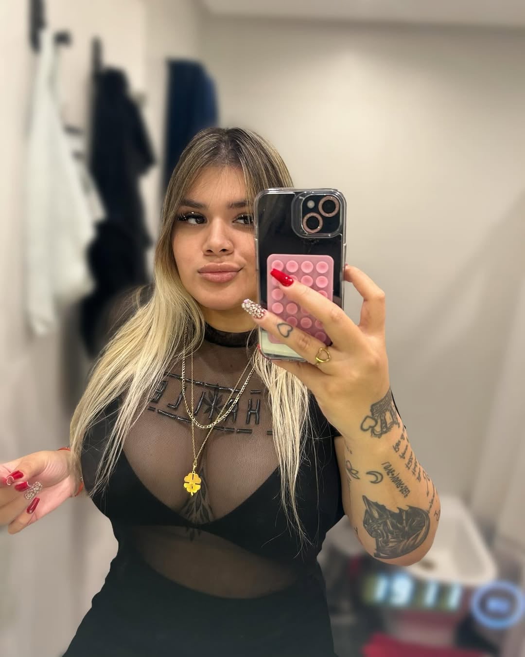 More Rial desató pasiones con un body total black con transparencias y mega escote