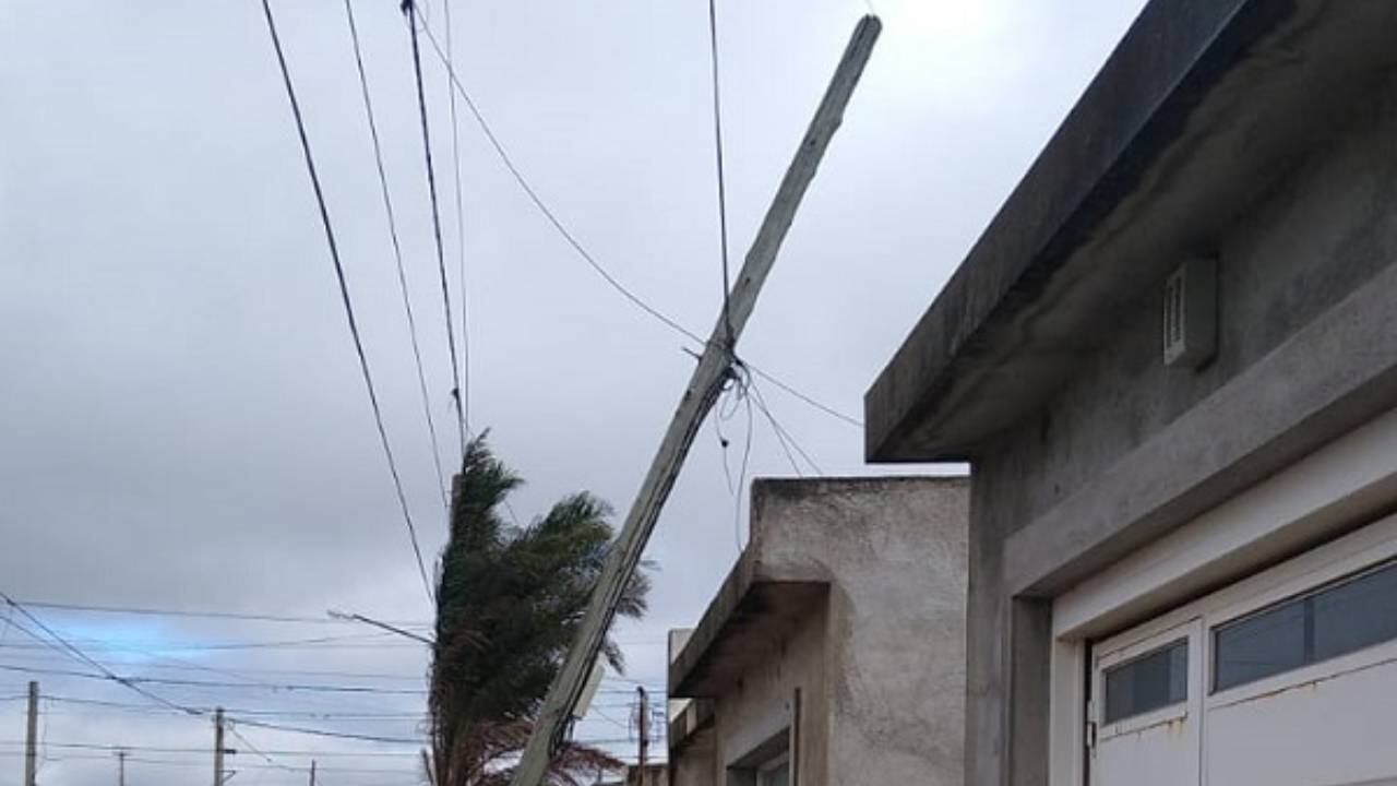 Poste de luz a punto de caer