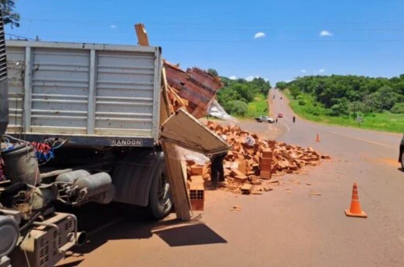 Garuhapé: camión volcó su carga de ladrillos sobre la Ruta Nacional N°12.