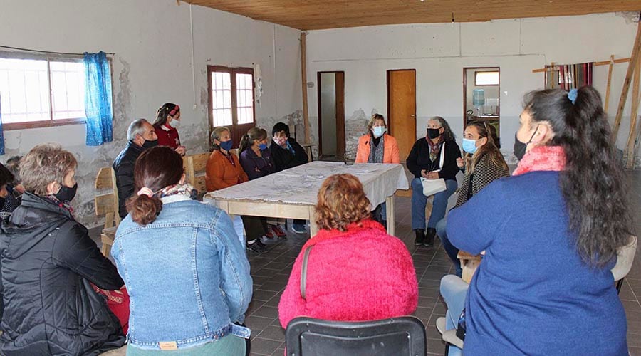 En la reunión se acordaron los trabajos a realizar en el espacio de trabajo de las artesanas 