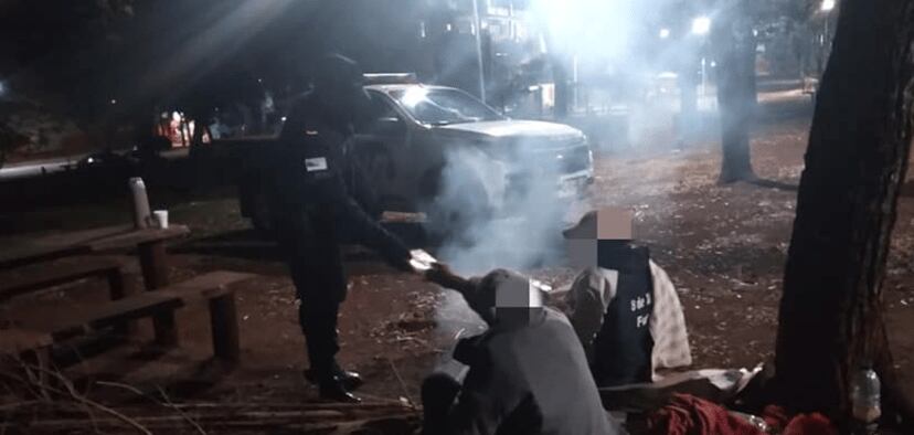 En esta víspera, la Patrulla Urbana se acercó a personas en situación de calle en Puerto Iguazú.