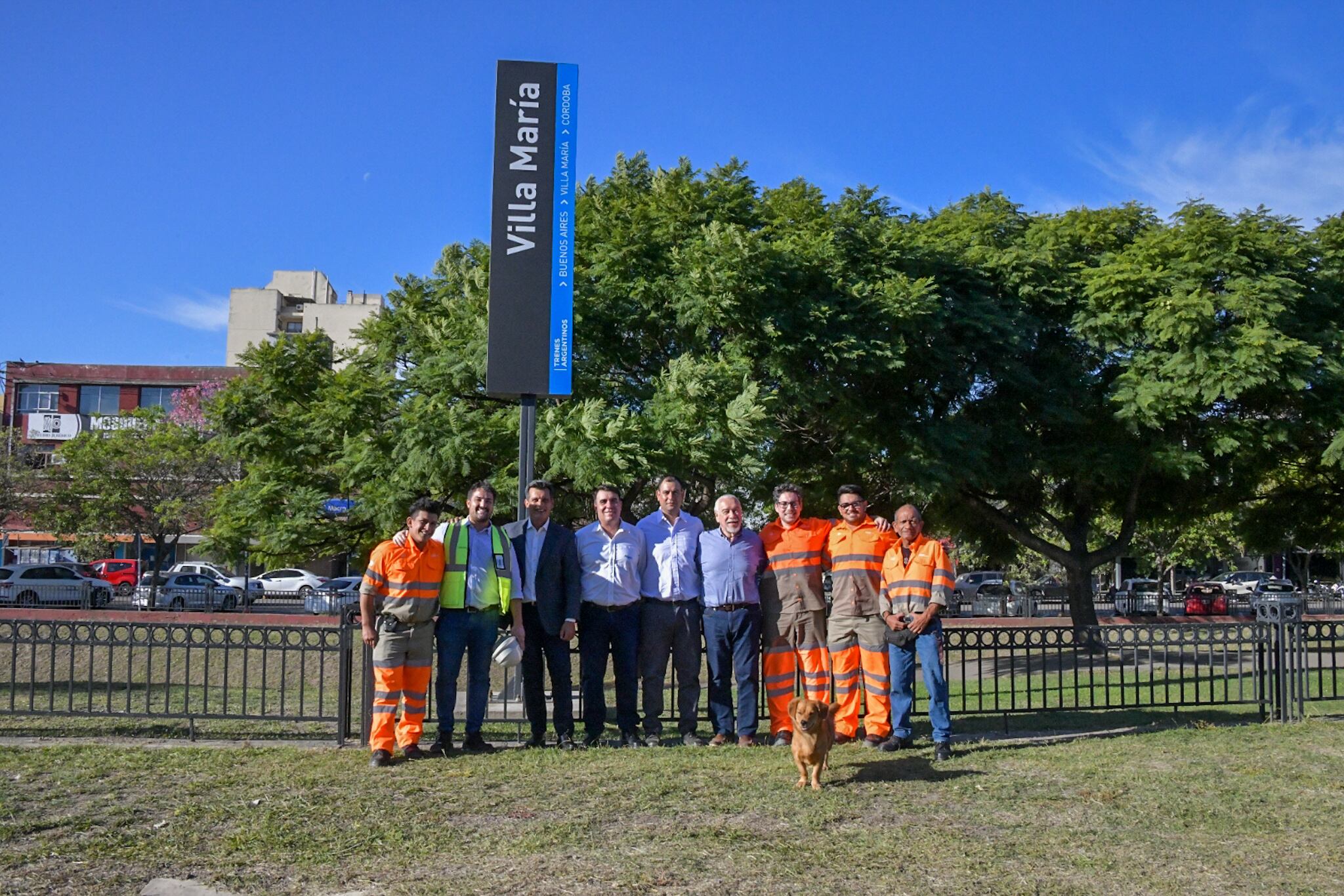 El perrito que fue adoptado por los trabajadores de la estación de tren de Villa María.