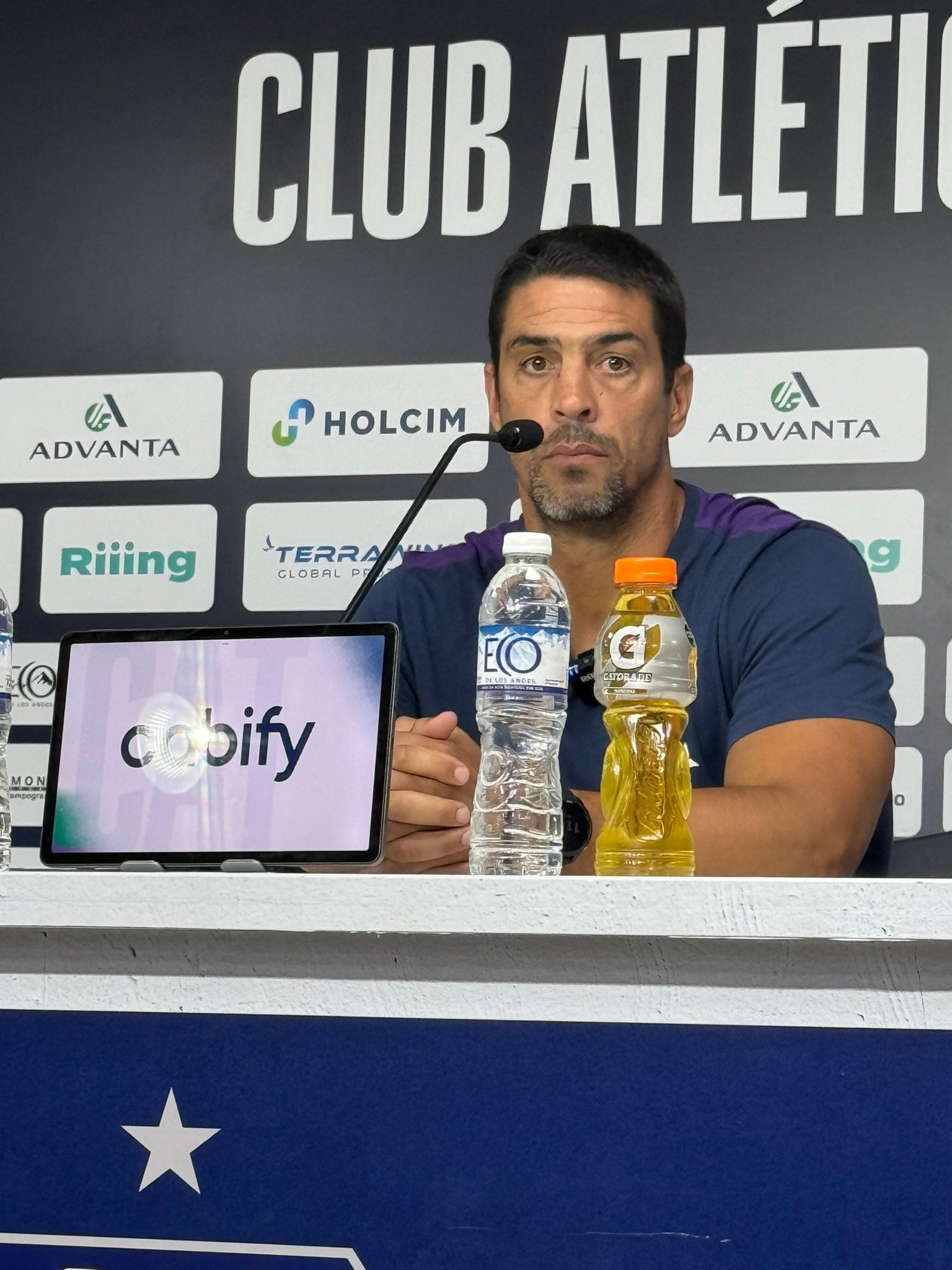 Fernando Machado asumió la conferencia de prensa por la expulsión del Cacique Medina tras el empate de Talleres ante Rosario Central en el Kempes. (Prensa Talleres)