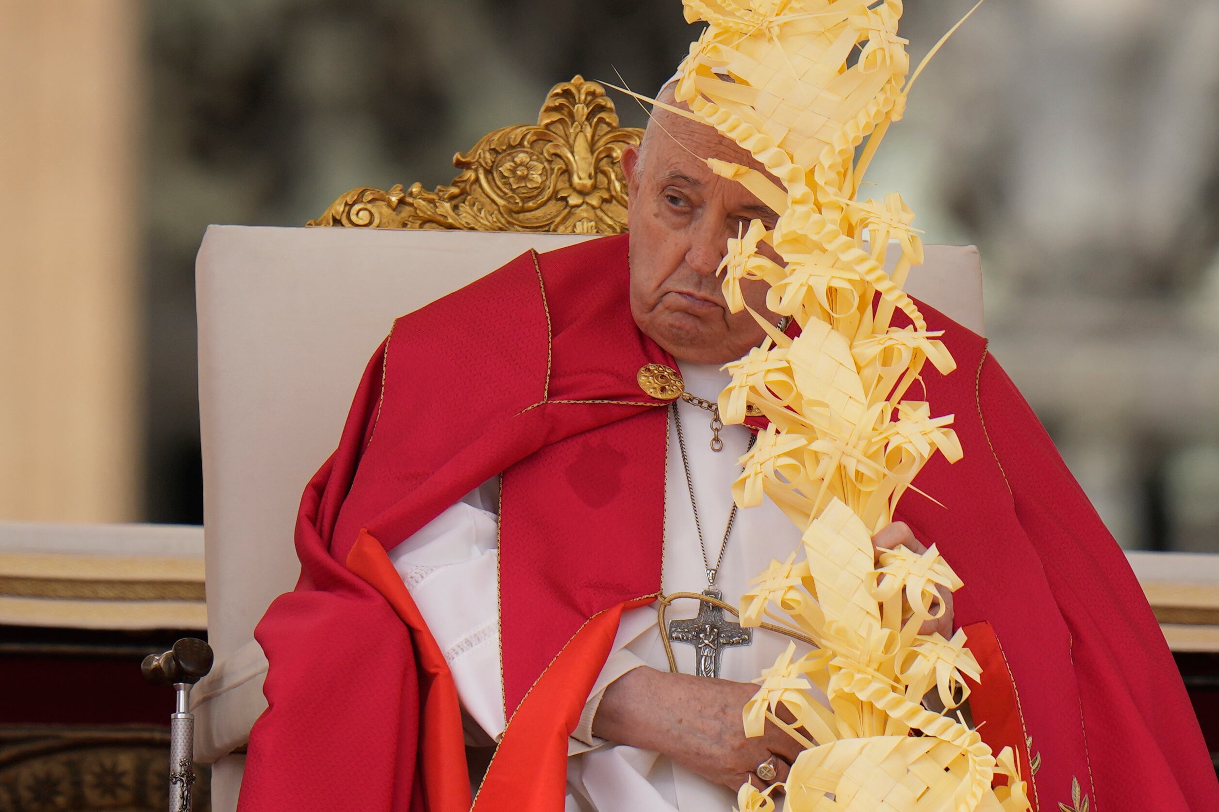 El papa Francisco celebra la misa del Domingo de Ramos en la plaza de San Pedro del Vaticano, el domingo 24 de marzo de 2024. 