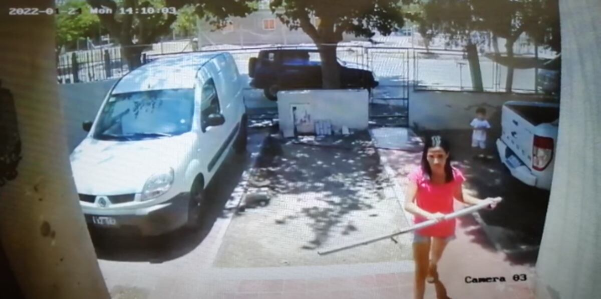 Una mujer destrozó dos camionetas y parte de la casa donde vive su expareja luego que se negara a abrirle la puerta