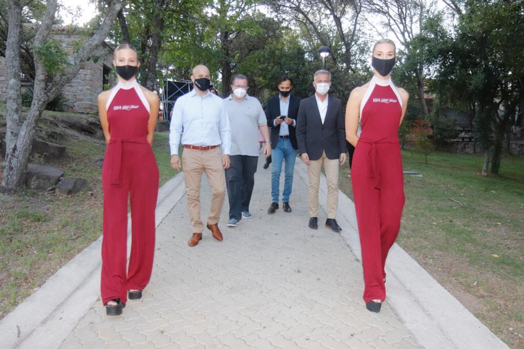 Autoridades locales, Esteban Avilés y el escritor Pedro Solans recorriendo el flamante paseo.