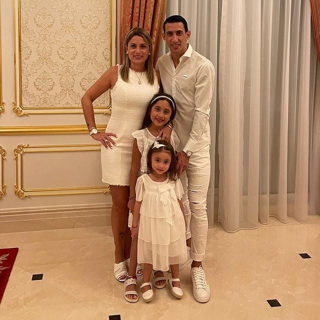 Ángel Di María junto a su mujer Jorgelina Cardoso y sus hijas Mía y Pía