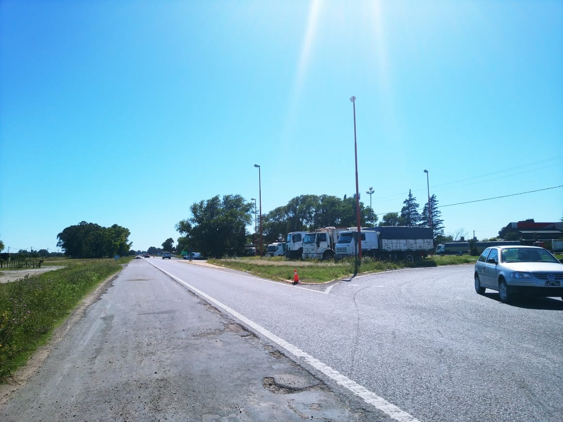 Camioneros autoconvocados continúan con el paro en la intersección de la Ruta 3 y 228.