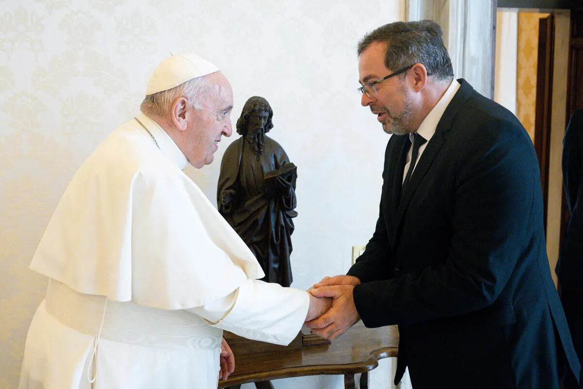 El Papa Francisco estrechando la mano de Andrii Yurash, embajador de Ucrania ante la Santa Sede, en el Vaticano.