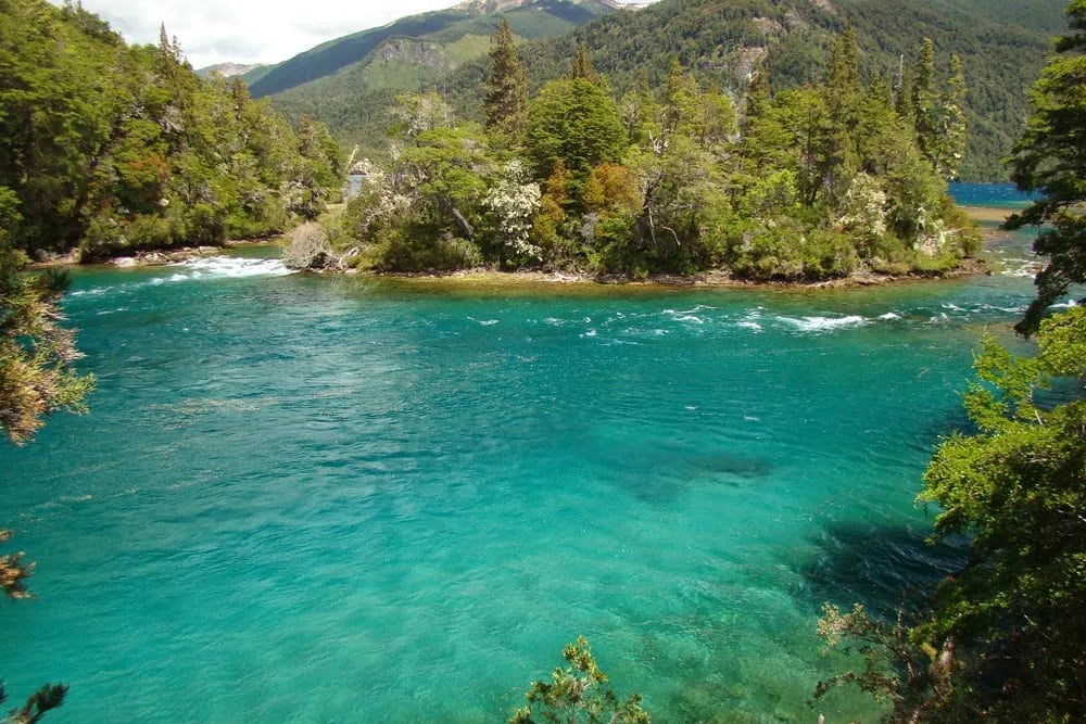 El lago en Chubut que sorprende por sus impresionantes colores