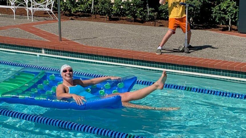 Katie Ledecky entrenó en la casa de un conocido antes de los Juegos Olímpico Tokio 2020.