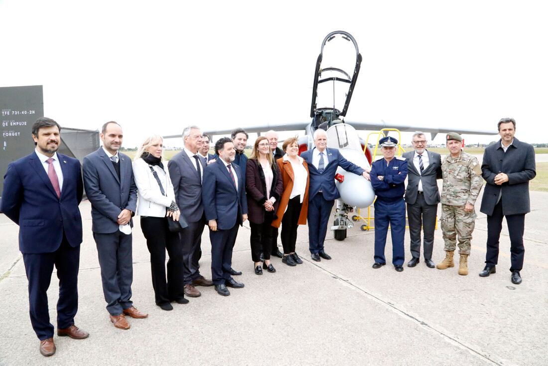 El ministro de Defensa Jorge Taiana participó de la entrega del nuevo avión Pampa III en Fadea.  (Gentileza Fadea)