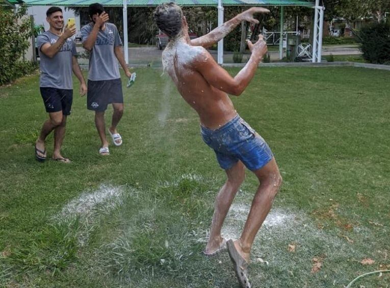 Ramiro festejando con sus compañeros