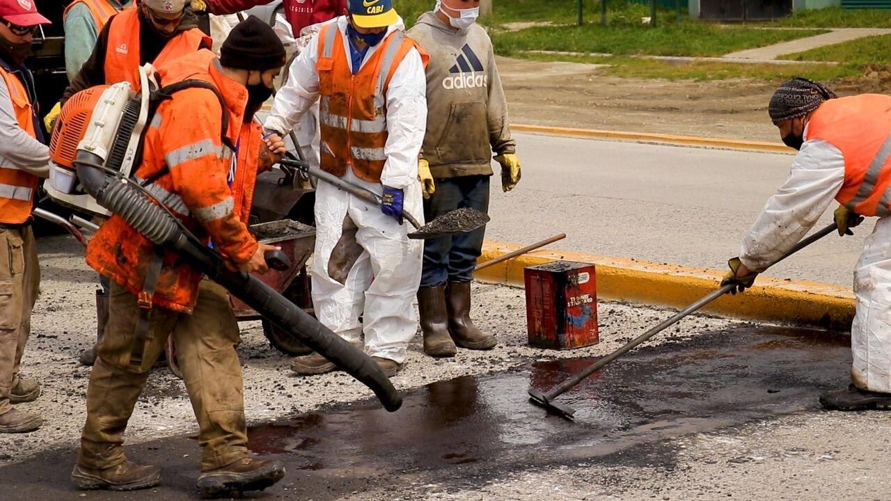 Mantenimiento de las calles de la ciudad de Ushuaia por cuadrilla Municipal.