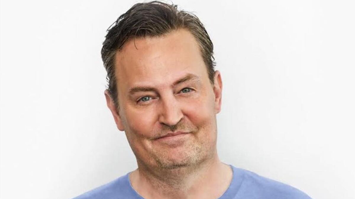 Murió el actor que interpretó a “Chandler” en la serie Friends, Matthew Perry