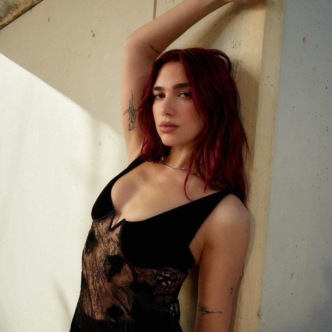 Dua Lipa sensual y elegante con un total black