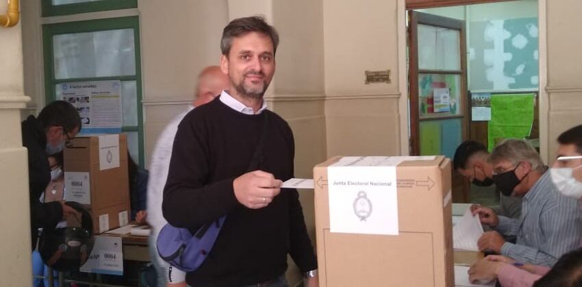 Iván Ambrosius votó en la Escuela Nº 1