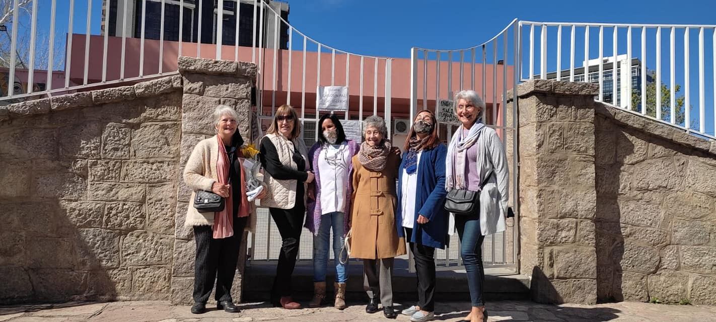 La docente junto a las ex- alumnas que organizaron el homenaje.