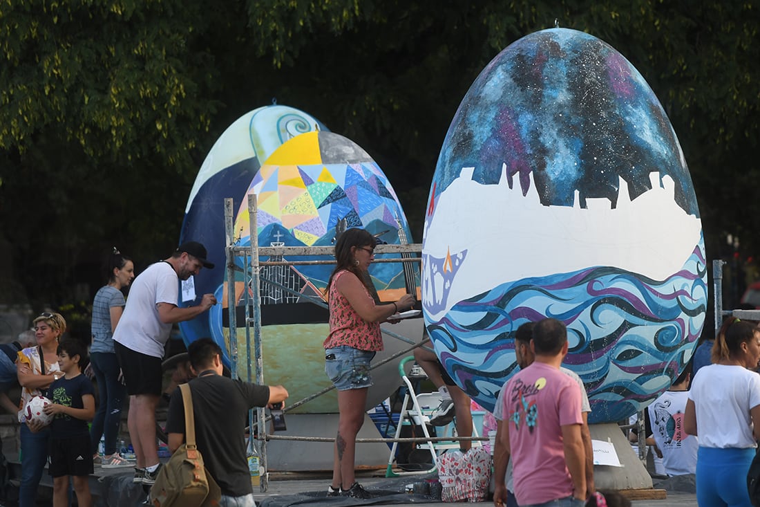 Por segundo año se realizó la exposición de huevos gigantes en la plaza Independencia como parte de la Pascua Croata, donde artistas mendocinos pintaron los huevos en vivo. Foto: Marcelo Rolland / Los Andes