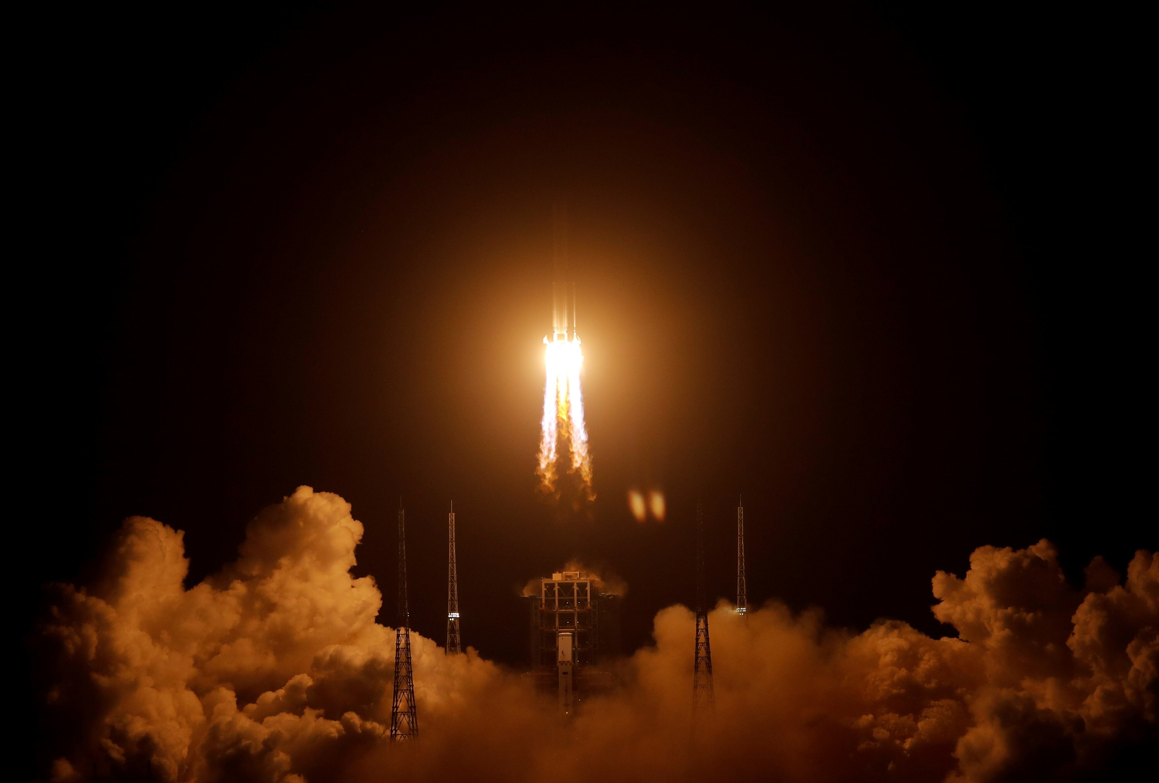 El cohete “Larga Marcha 5” propulsó la nave desde el centro espacial de Wenchang. Es la primera operación de este tipo en más de 40 años. (Foto: REUTERS/Tingshu Wang)