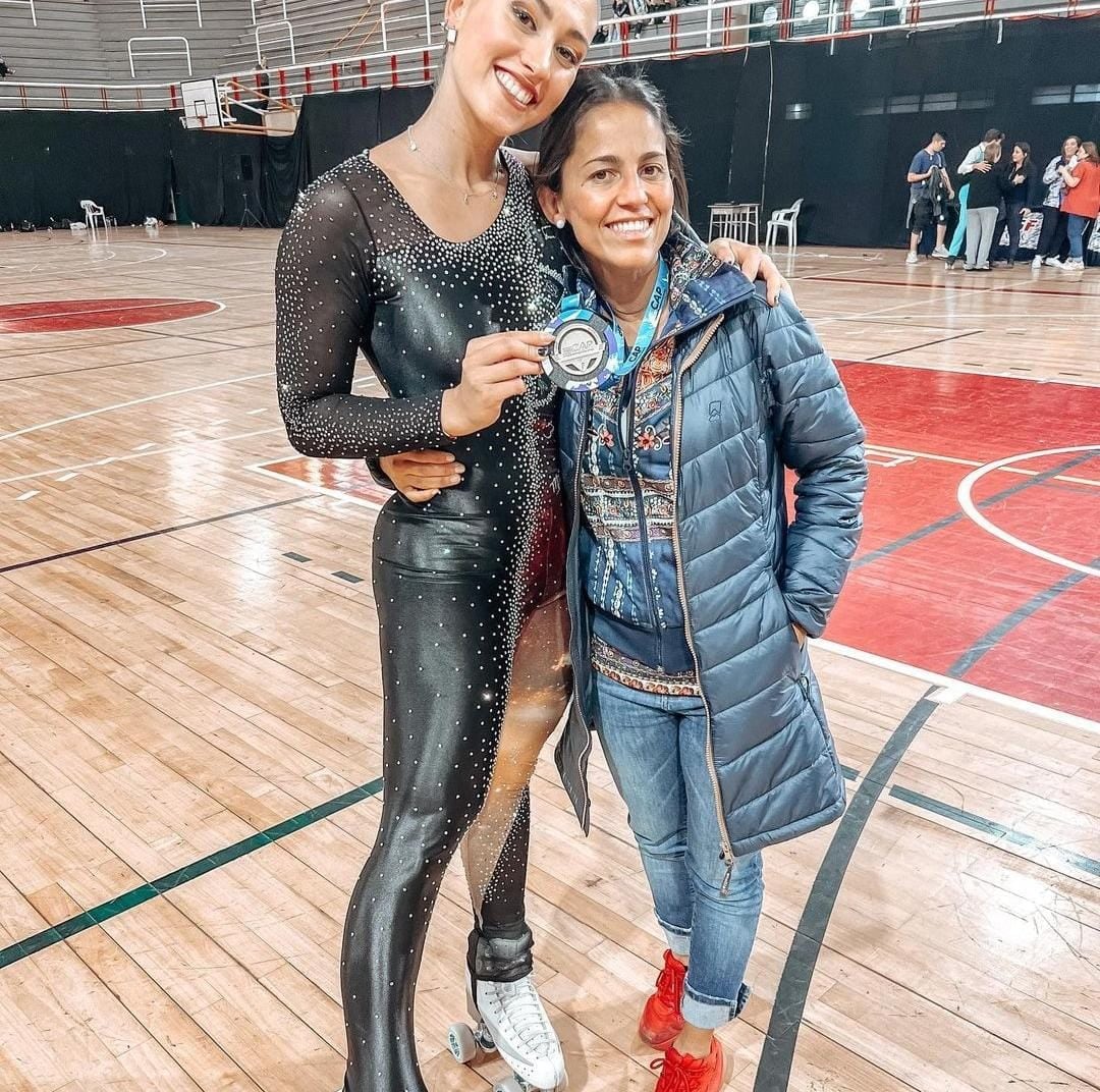 Valentina Campanella junto a su profesora técnica Cynthia Rinaldoni en el Segundo Nacional de Patinaje Artístico.
