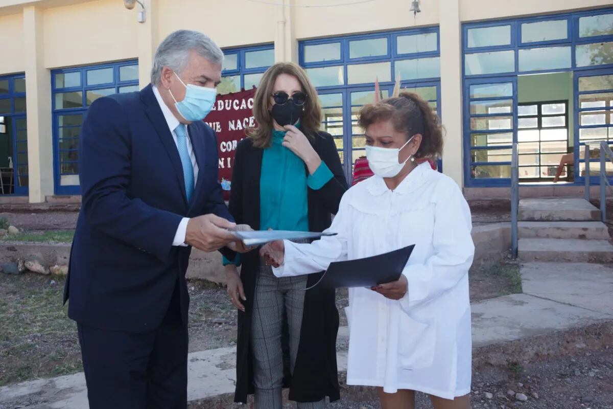 El acto oficial de inicio de clases fue marco en el que se impuso el nombre "General Manuel Eduardo Arias" a la Escuela n° 31 de Huacalera. El gobernador Morales y la ministra Bovi entregaron el respectivo decreto a la Directora del establecimiento,  Mónica Fernández.