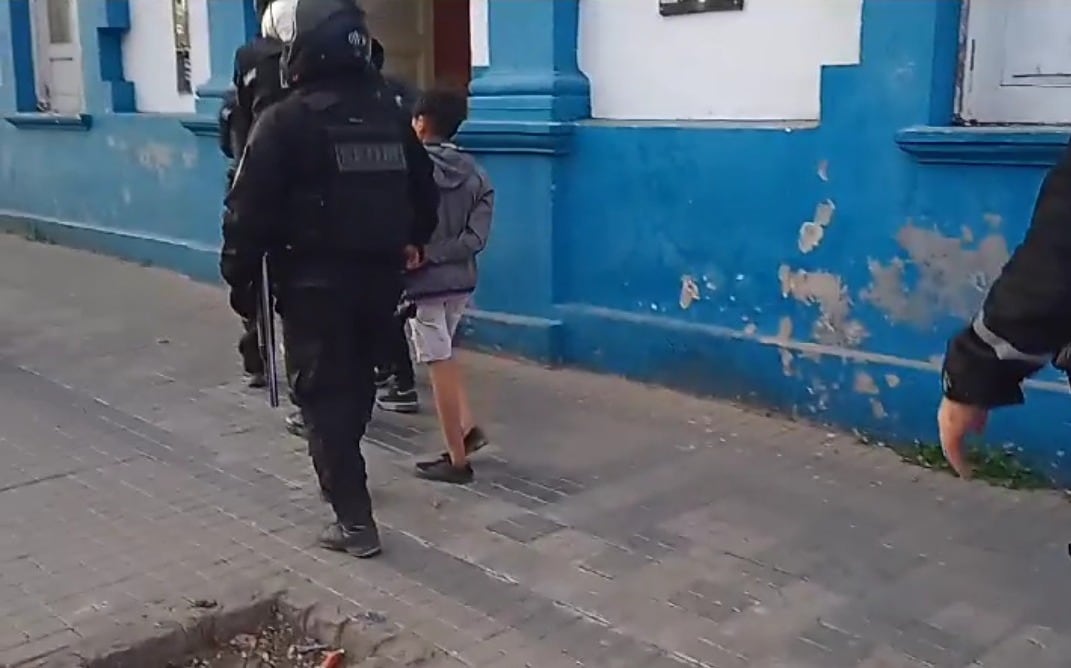 Un niño de 12 años entre los demorados por la Policía.