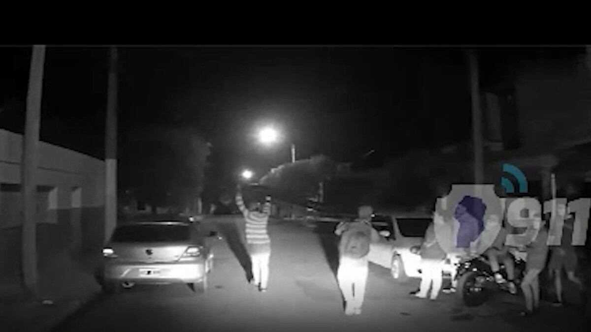 Córdoba insólita: se robaron una reja y se la llevaban caminando por el medio de la calle