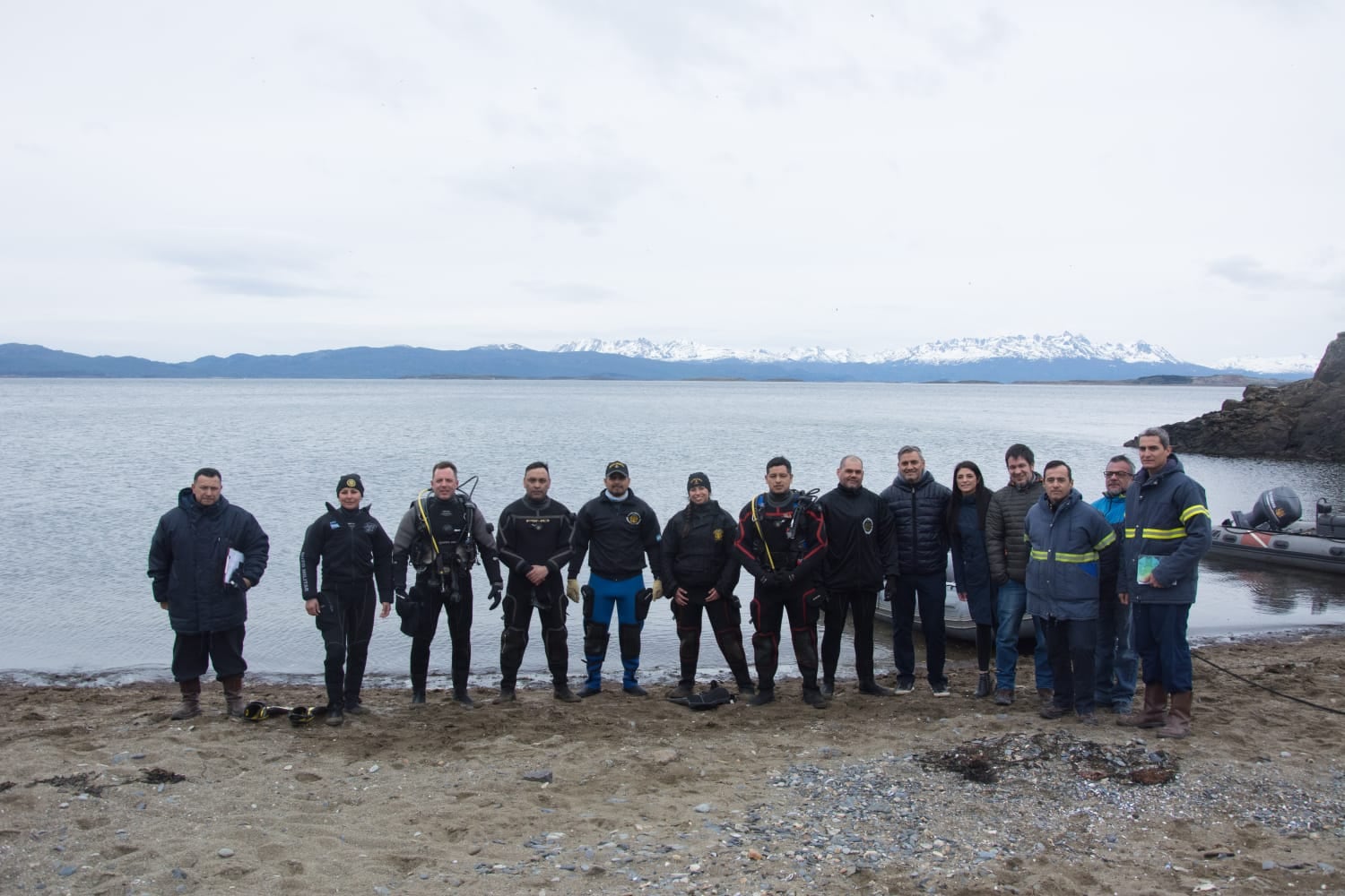 Trabajo conjunto para la realización de la limpieza del fondo costero del Canal Beagle.