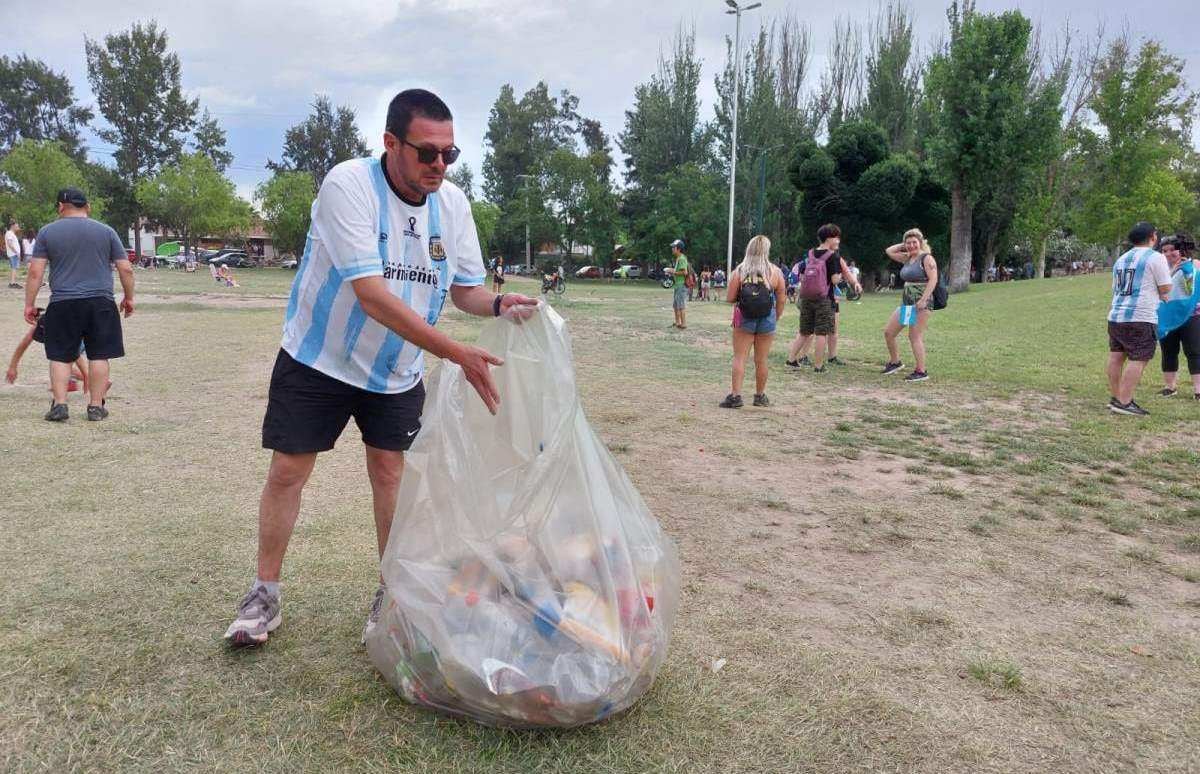 Recogen los residuos para dejar el parque en condiciones.