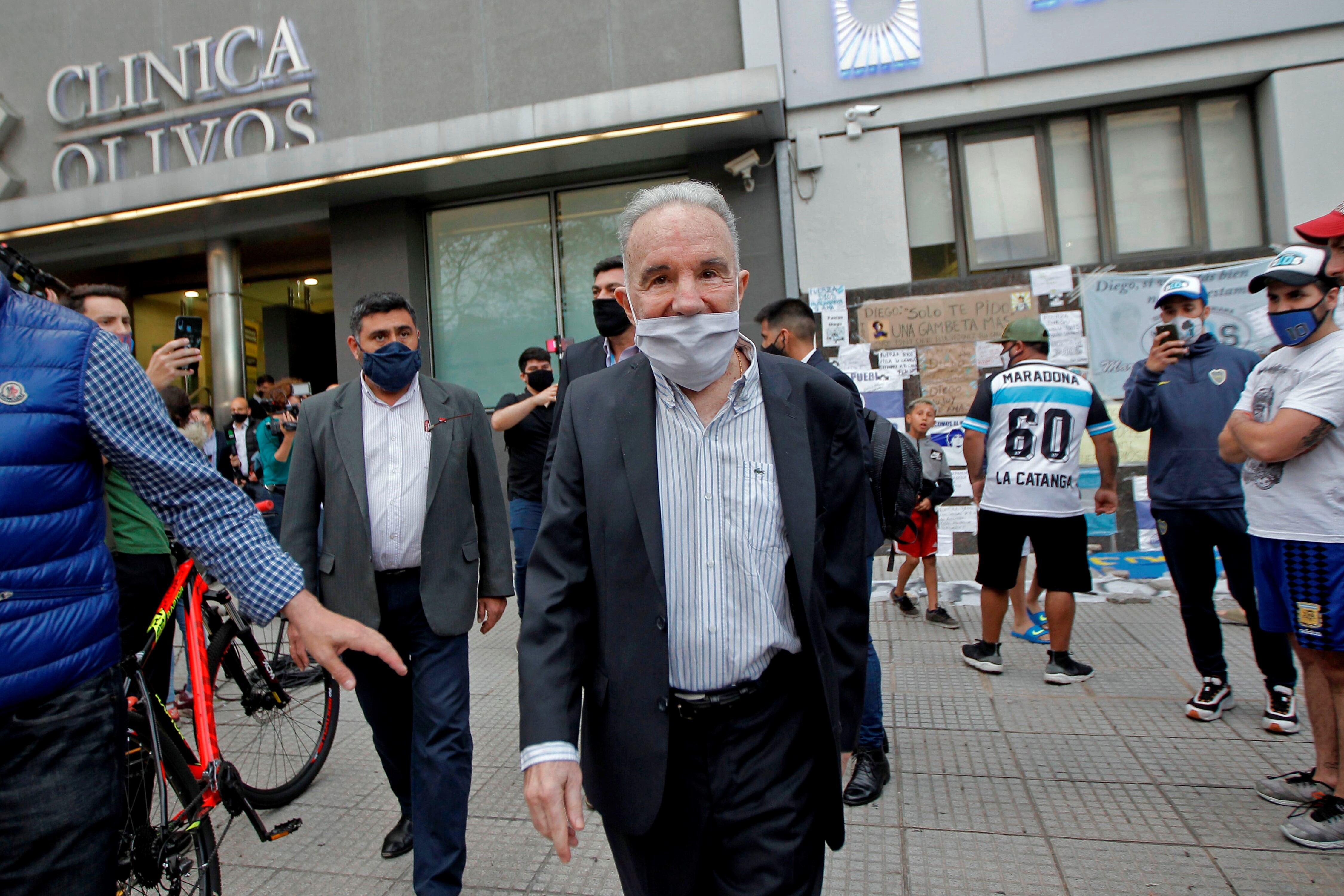 Alfredo Cahe, exmédico de Maradona, visitándolo en la Clínica Olivos tras su última operación