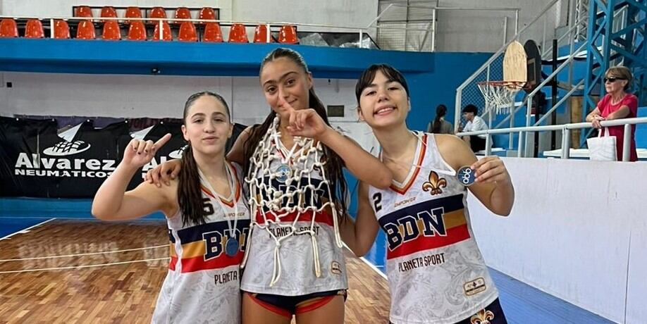 Pilar Recchioni, Juana Montivero y Julia Quinteros campeonas U 15 con Bahiense del Norte.