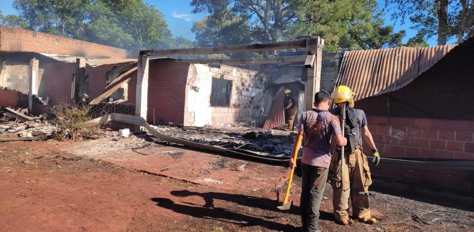 Dos departamentos fueron totalmente consumidos por un incendio en Eldorado.