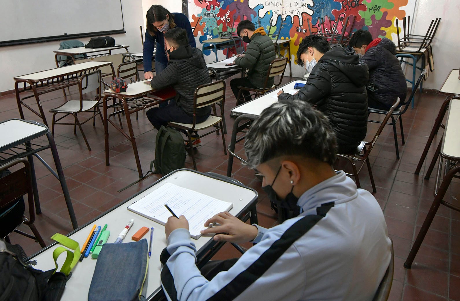 Mendoza 29 de julio de 2021    Sociedad
Inicio de clases.
Volvieron al cursado presencial en las escuelas de Mendoza, tras el receso invernal. 

La Escuela Vicente Zapata abrió hoy sus puertas para que rindan materias adeudadas o previas  y refuerzos escolares para "Alumnos de trayectorias débiles", siguiendo el protocolo sanitario obligatorio contra Covid 19
En la foto clase de Lengua en tercer año. 
Foto: Orlando Pelichotti / Los Andes