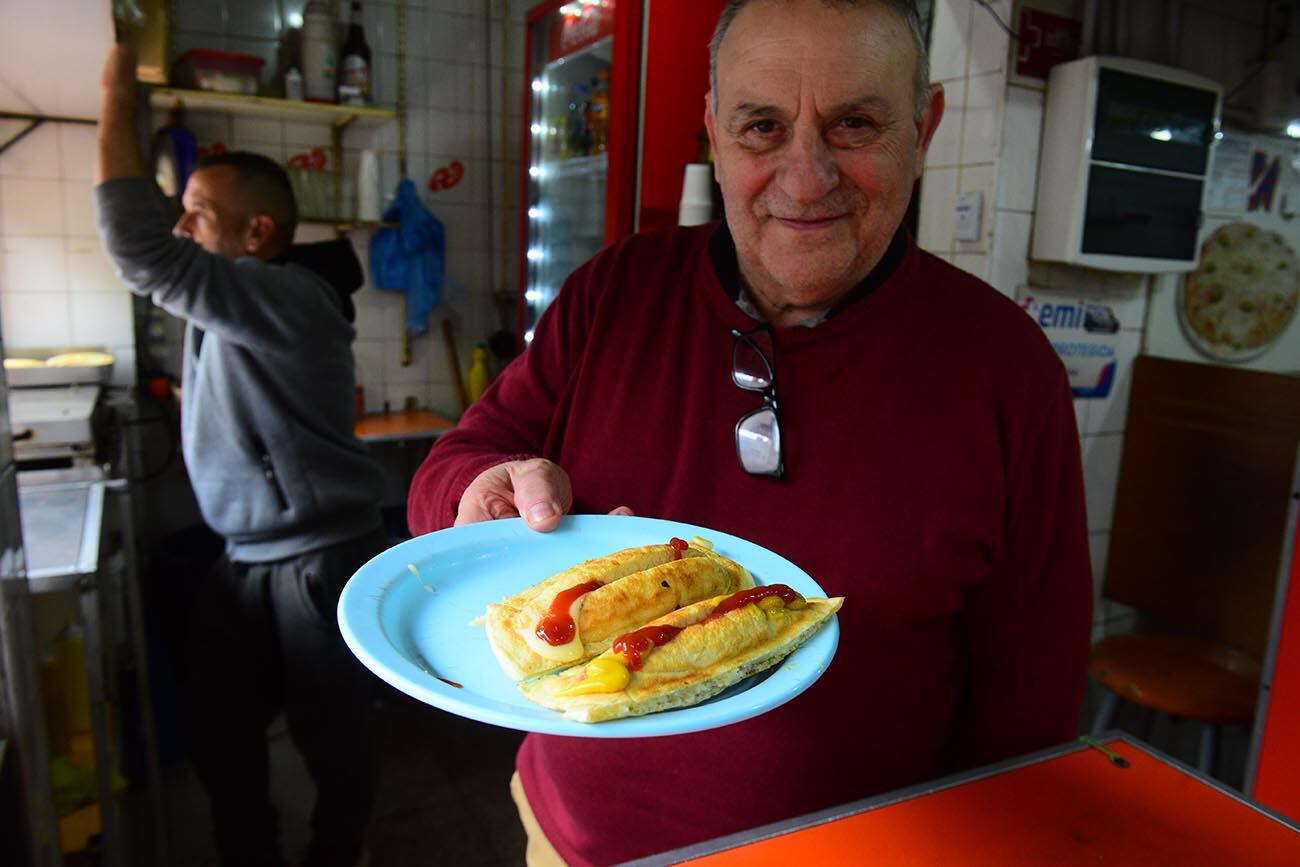 Alfredo, dueño del local Don Pancho en la peatonal San Martín de Córdoba. (José Gabriel Hernández / La Voz)