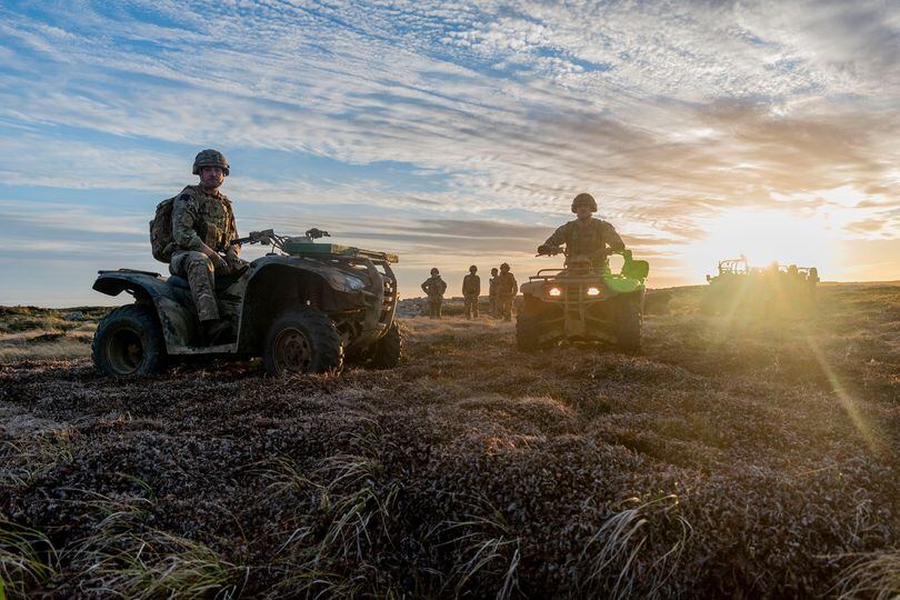 Los miembros de la Fuerza de Defensa se entrenan con los soldados de la Fuerza Británica de las Islas del Atlántico Sur.