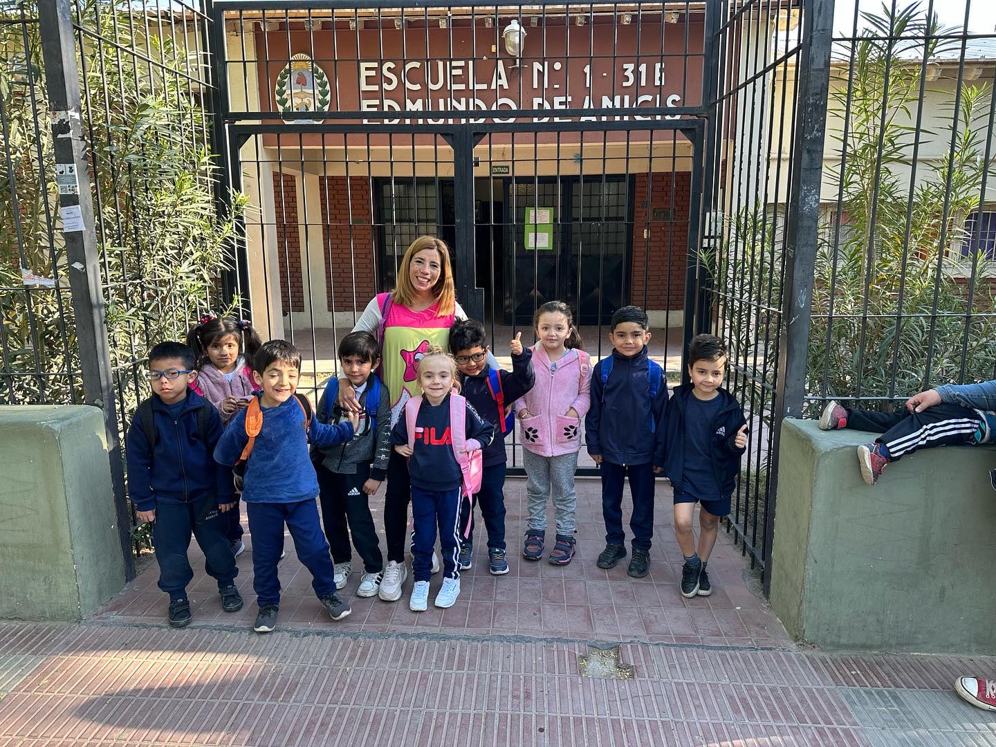 Juanita, en su escuela junto a sus compañeritos.