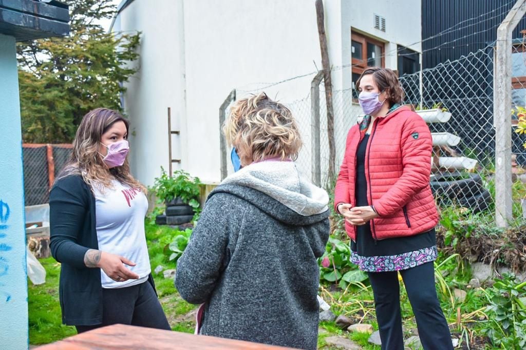 La secretaria de Cultura y Educación de la Municipalidad de Ushuaia, María José Calderón junto a la subsecretaria de Cultura, Belén Molina se reunieron con la antropóloga, Nélida Pal.