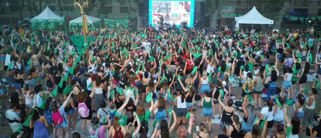 Miles de personas se reunieron en la Plaza San Martín de Rosario para seguir la sesión en el Senado sobre la legalización del aborto. (Campaña Nacional por el Derecho al Aborto Legal Seguro y Gratuito - Rosario)