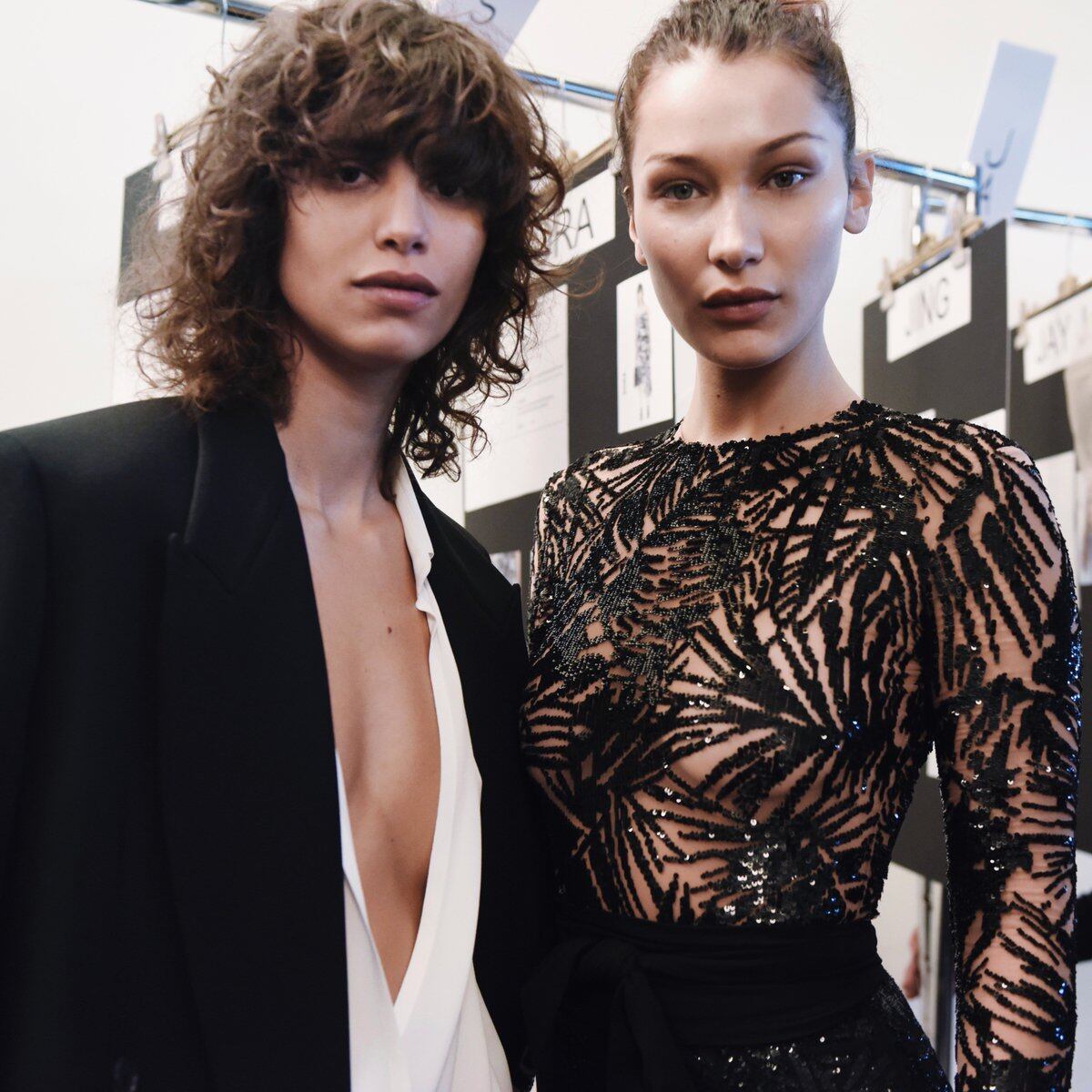 Mica Argañaraz junto a Bella Hadid.