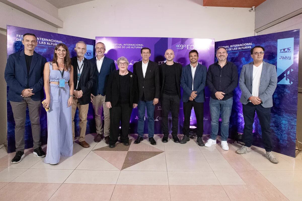 En la apertura del 9° Festival de Cine de las Alturas (de izq a der.): Luciano Córdoba, Jimena Muñoz, Daniel Desaloms, José Rodríguez Bárcena, Diana Frey -productora ejecutiva del Festival-, Carlos Sadir, Facundo Morales, Federico Posadas, y Lisandro Aguiar.