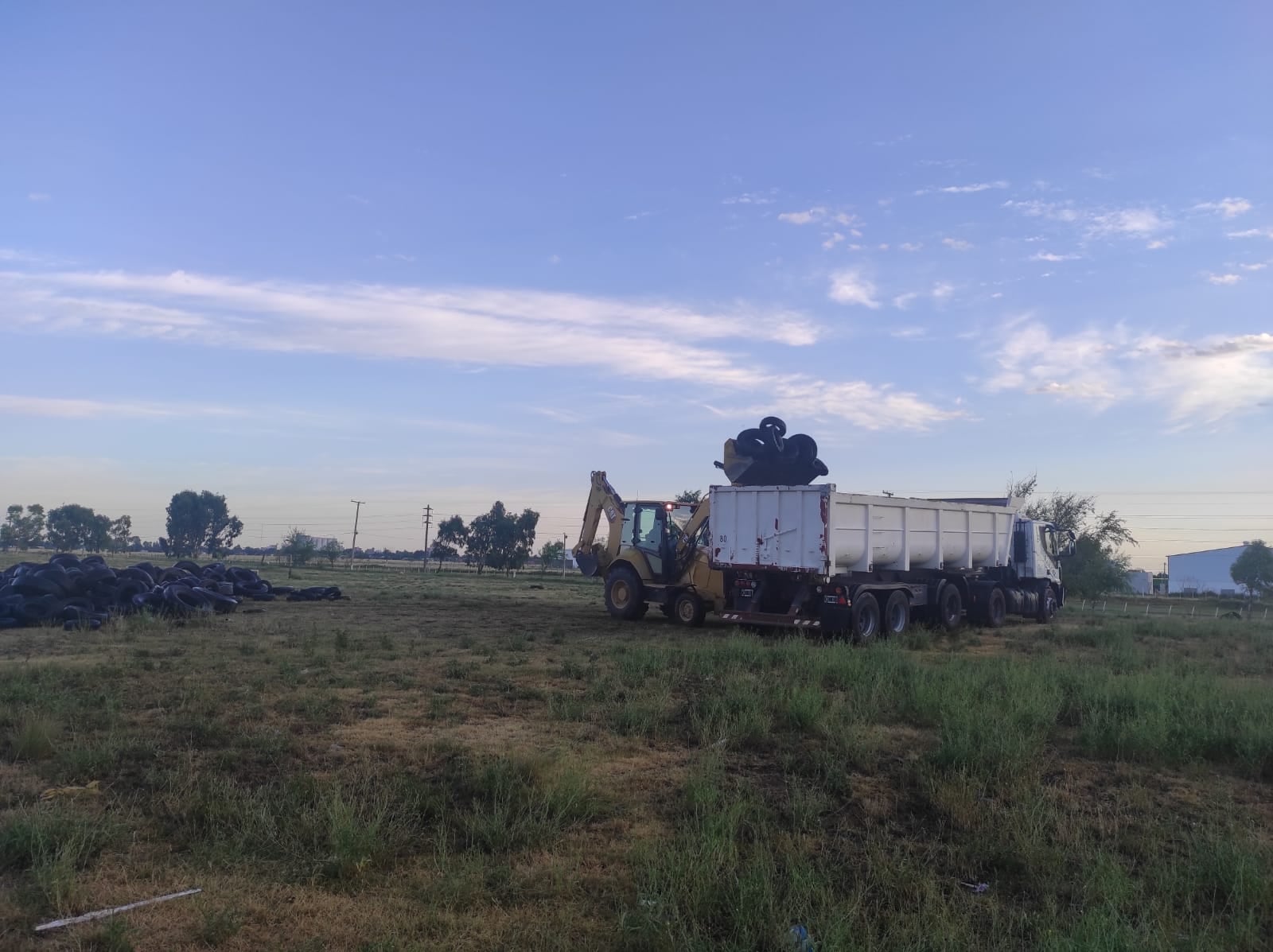 trasladan neumáticos en desuso para su reciclado