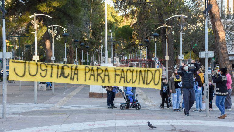 Familiares del joven agredido por errar un penal marchó en Neuquén.