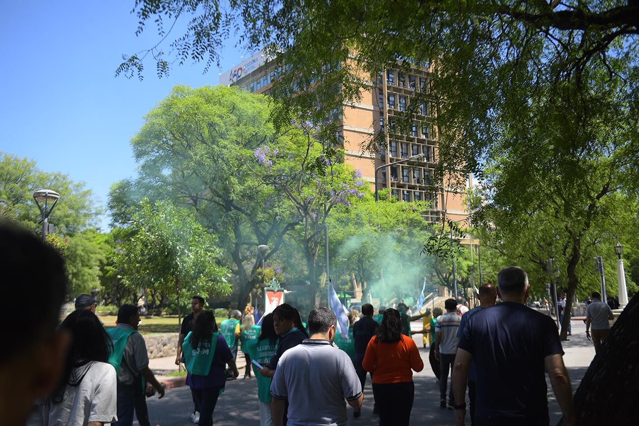 Suoem . Columna de empleados municipales de Córdoba protesta sobre avenida General Paz. (José Gabriel Hernández / La Voz)