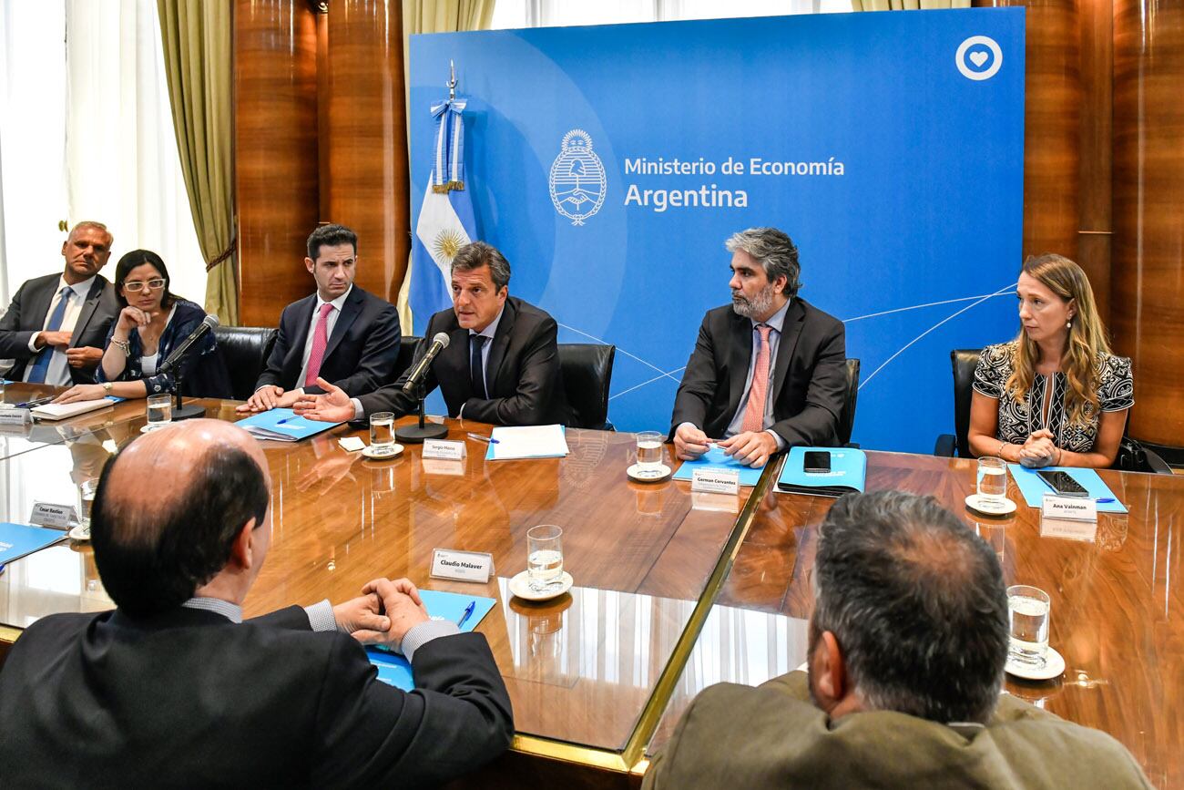 El ministro de Economía, Sergio Massa, junto con el secretario de Comercio, Matías Tombolini, acordó hoy en Hacienda junto a las principales empresas fabricantes de celulares, bancos públicos y privados y cadenas de electrodomésticos, la puesta en marcha del plan Ahora 10 para equipos de telefonía móvil. (Ministerio de Economía)