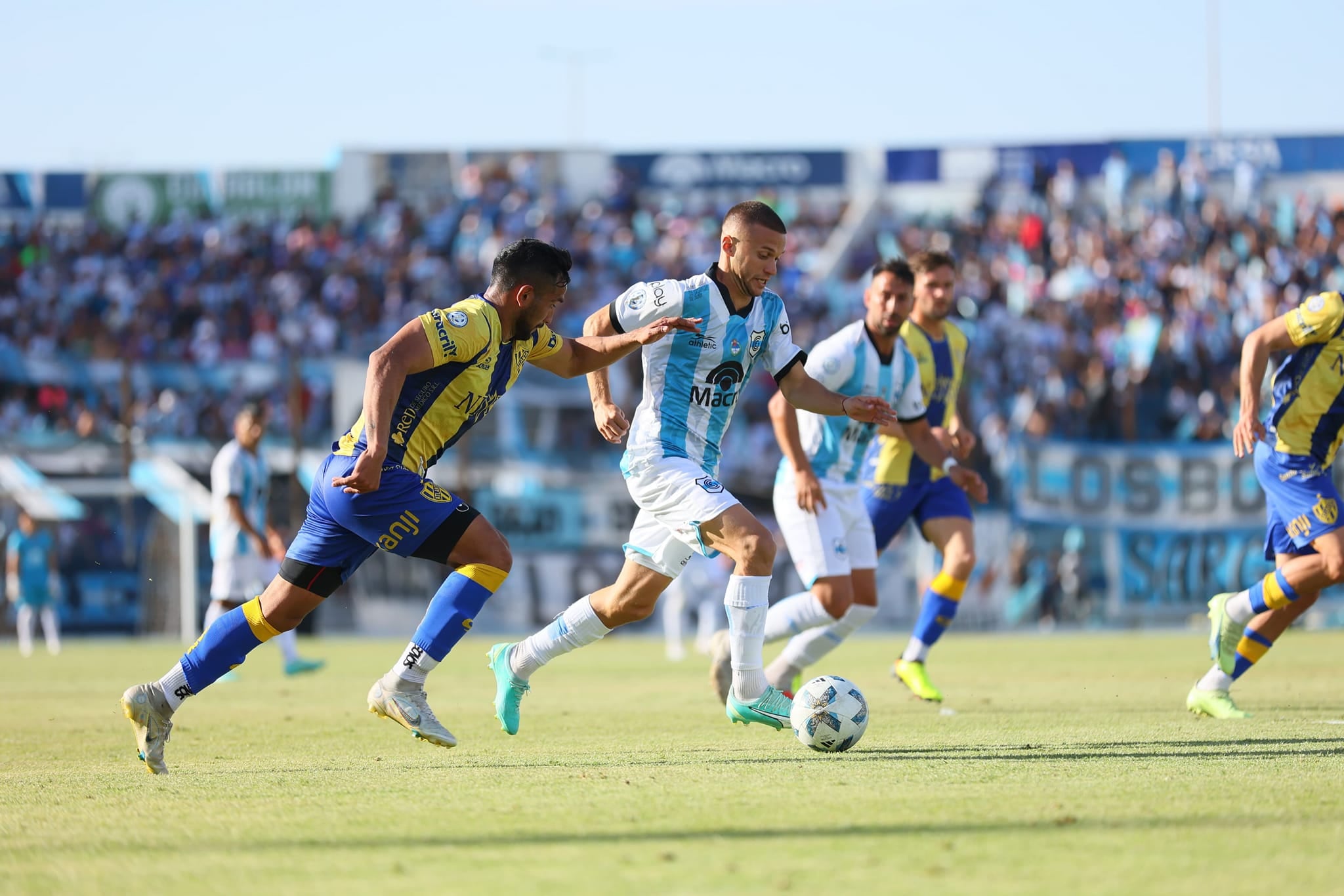 Gimnasia se apoderó de las acciones en el partido del domingo en base al buen trabajo de su mediocampo.