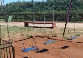 Continúan ejecutando tareas de mejoras en plazas de Puerto Iguazú.