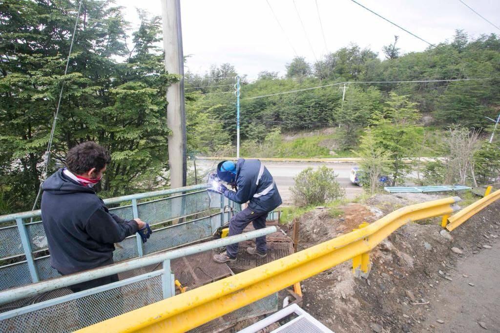 Ushuaia: construyen una escalera en el acceso al barrio Dos Banderas y sectores aledaños