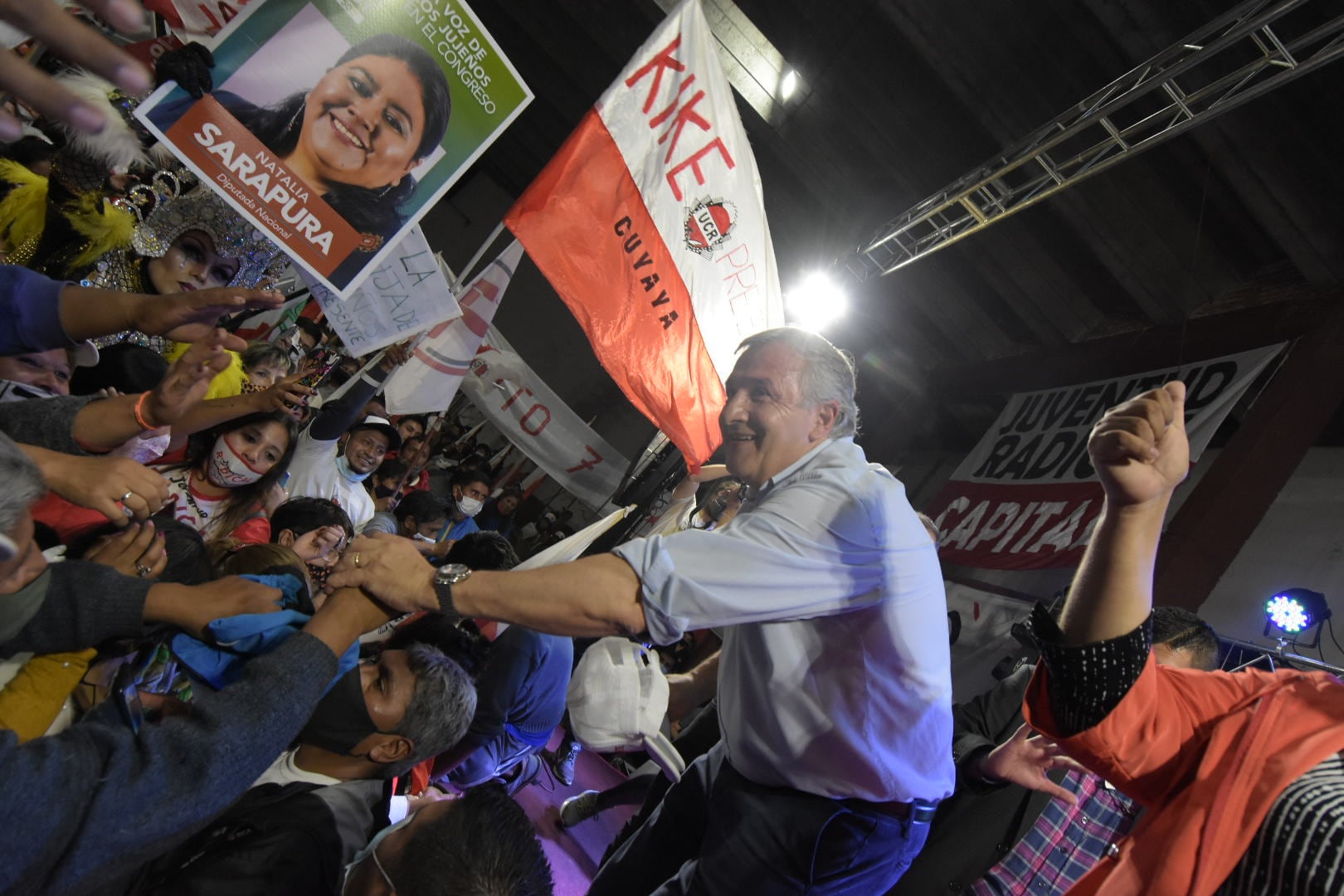 Gerardo Morales recibió el apoyo de la militancia radical y demás expresiones políticas que conforman el Frente Cambia Jujuy, en el cierre de campaña en el Club Luján.