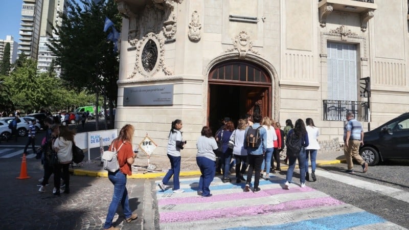 Luego de evacuar el edificio y tras asegurar que no había mas peligro, los trabajadores volvieron a sus lugares de trabajo.